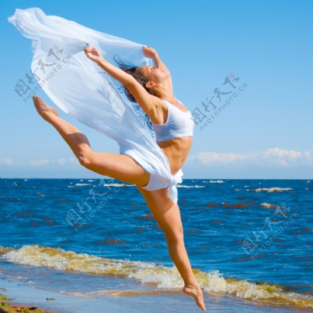 海边女孩翩翩起舞素材图片