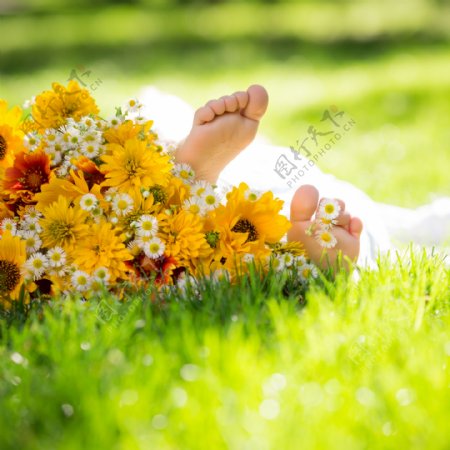 漂亮花朵与可爱的脚丫图片
