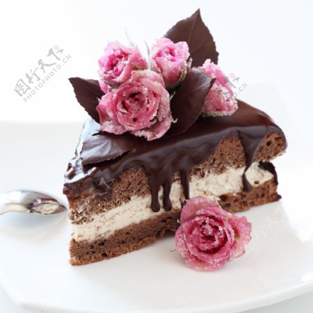 巧克力蛋糕与花朵图片