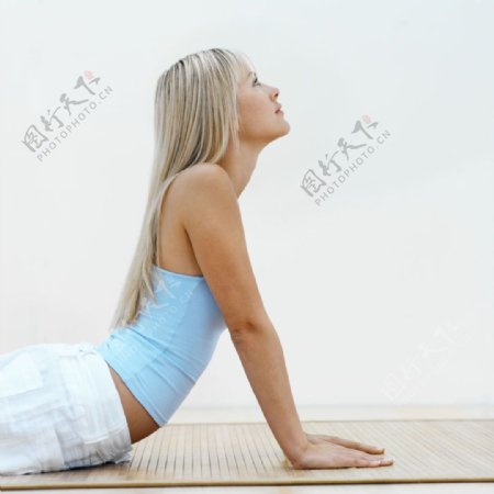练瑜珈性感女人图片