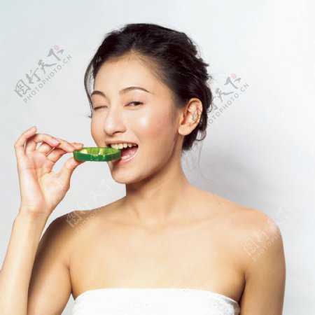 吃辣椒的美女图片