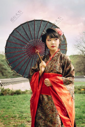 打伞的日本女孩图片