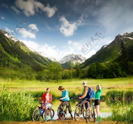骑车旅游的家庭图片