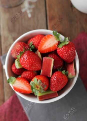 草莓果酱酸奶布丁图片