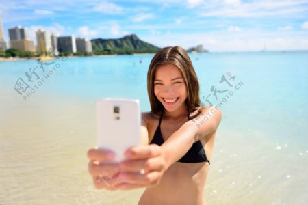 海边手机自拍的性感美女图片