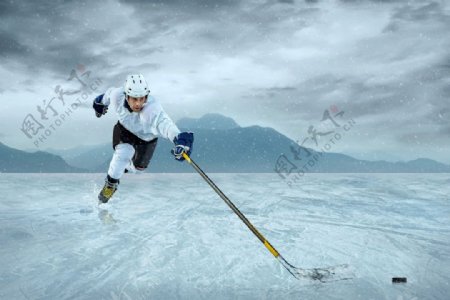 雪地里打冰球的运动员图片