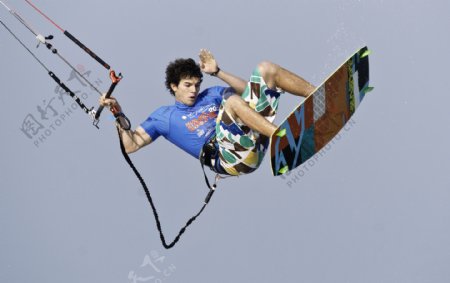 高空滑板运动员图片