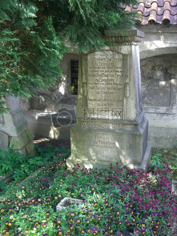 花丛中的墓碑