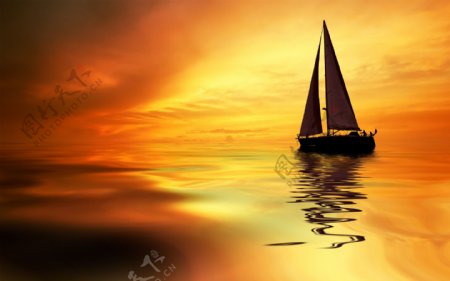 夕阳下海面上帆船图片