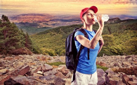 山上喝水的旅行者图片
