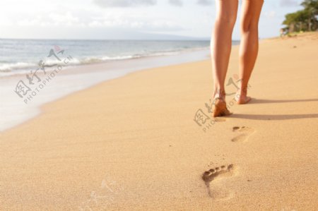 沙滩上走路的人物图片