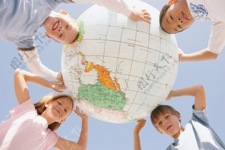 外国儿童与地球图片