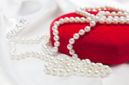 珍珠项链与红色珠宝盒图片图片