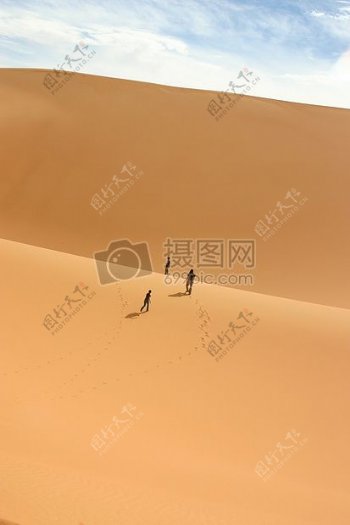 行走在沙漠的人