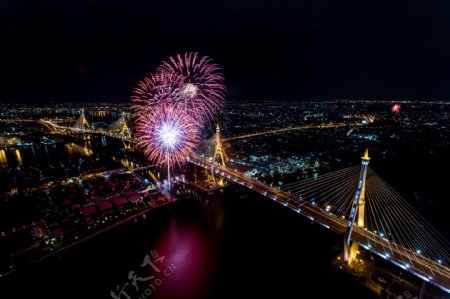 天桥烟花河流城市夜景图片