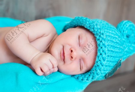 带蓝色毛线帽睡觉的婴儿图片
