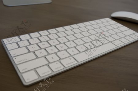 白色电脑键盘图片