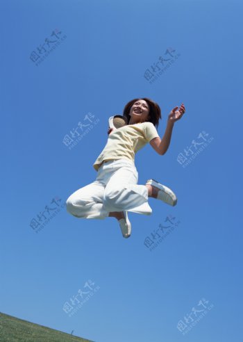 跳跃起来的女性图片