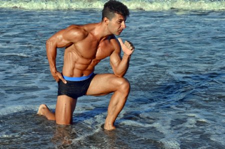 跪在海水里的肌肉男人图片
