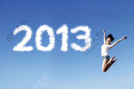 2013年新年字体与跳跃的美女