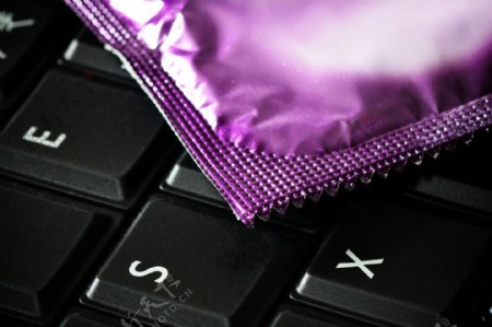 键盘上的避孕套图片