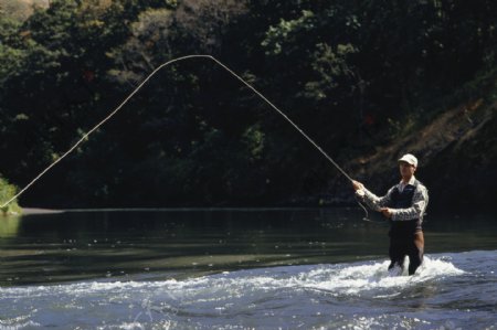 河里捕鱼的人图片