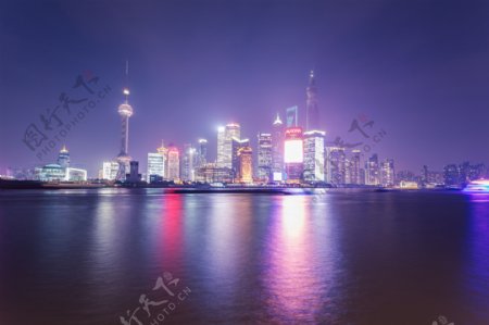 上海外滩东方明珠夜景海边