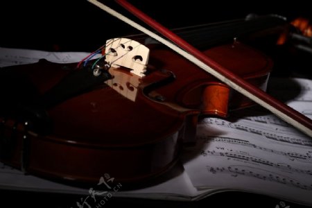 五线谱与小提琴图片