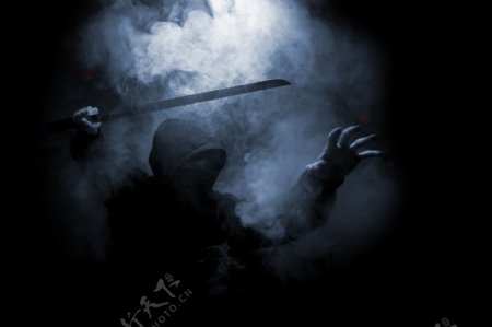 烟雾中练剑的男人图片