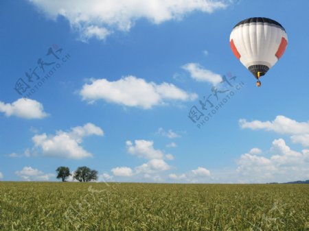 天空中飞翔的热气球