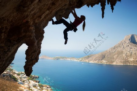 悬崖上的攀岩运动员图片