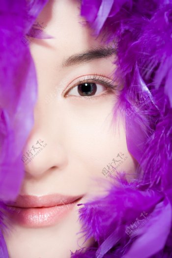 紫色羽毛包裹的美女面部图片