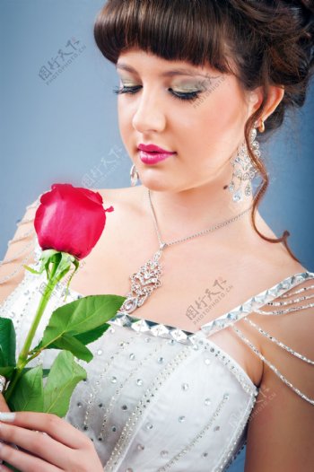 玫瑰花与新娘图片