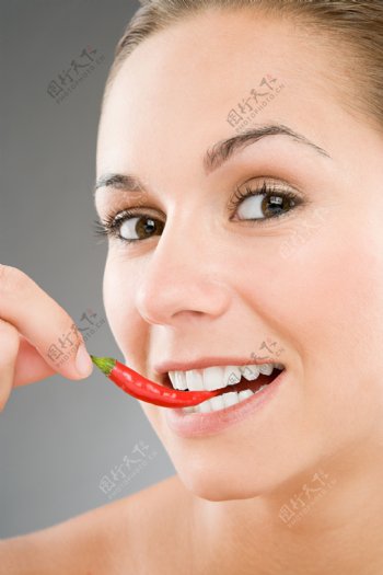 吃红色小辣椒的外国女人图片