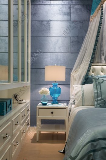时尚卧室蓝色床头灯设计图