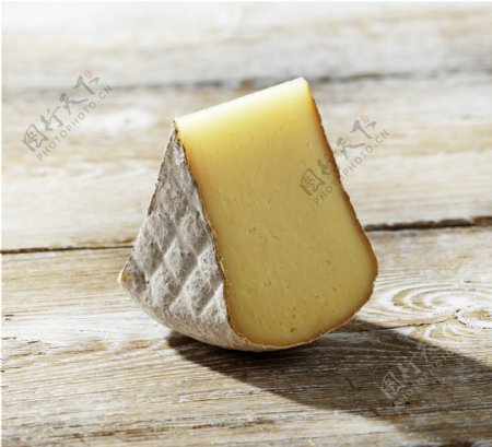 一块切开的奶酪图片