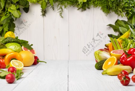 木板上的新鲜蔬菜水果图片