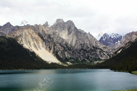 高山湖水背景素材图片