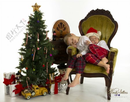 睡着的圣诞儿童与玩具图片