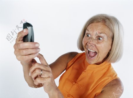 手机与兴奋的老人图片