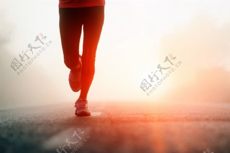 跑步的人物摄影图片