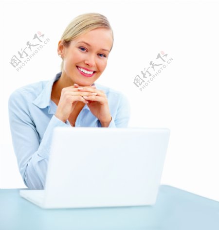 坐在笔记本电脑前的外国商务女性图片