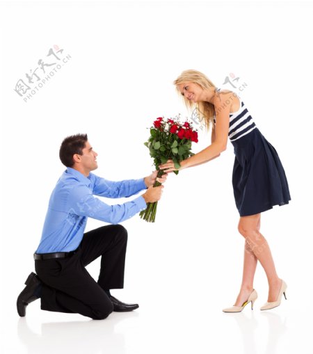 献花给美女的男人图片