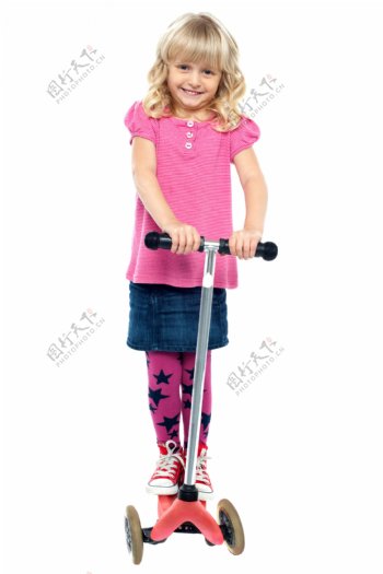 玩滑轮车的女孩图片