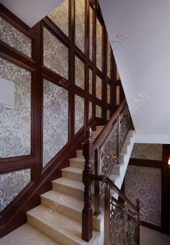 美式古典别墅楼梯装修效果图