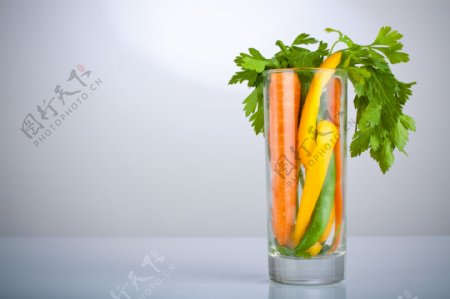 玻璃杯子里的蔬菜图片
