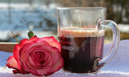 唯美玫瑰花与咖啡图片