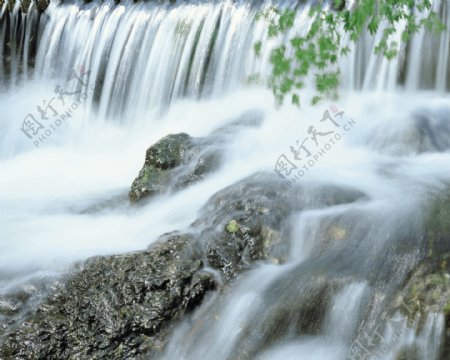 山水瀑布风景图片
