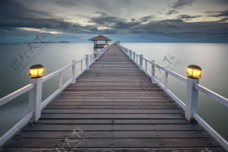 海上木桥夜景图片