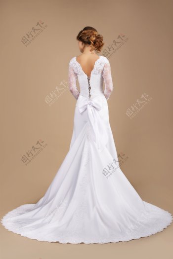 穿长裙婚纱的美丽新娘图片